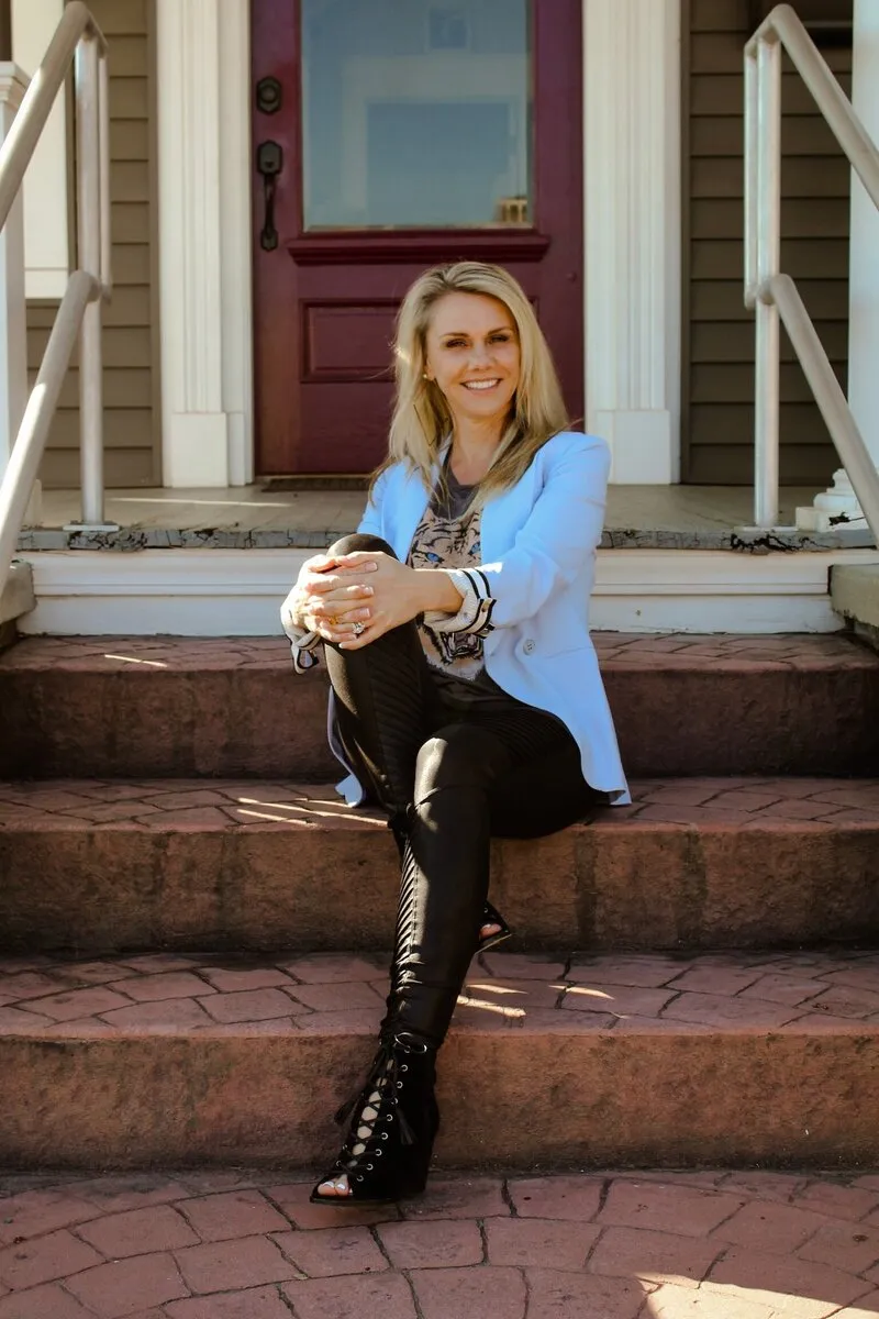 Shannon Hodge smiling in a portrait photo